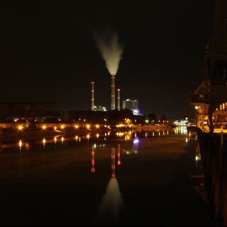 Foto 335 (Hafen, Karlsruhe, Schornstein, Licht, Nacht)