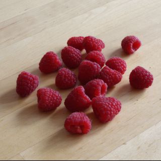 Foto 360 (Himbeeren, Essen, Speisen, Holztisch, Nahaufnahme)