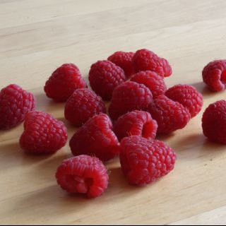 Foto 362 (Himbeeren, Essen, Speisen, Holztisch, Nahaufnahme)